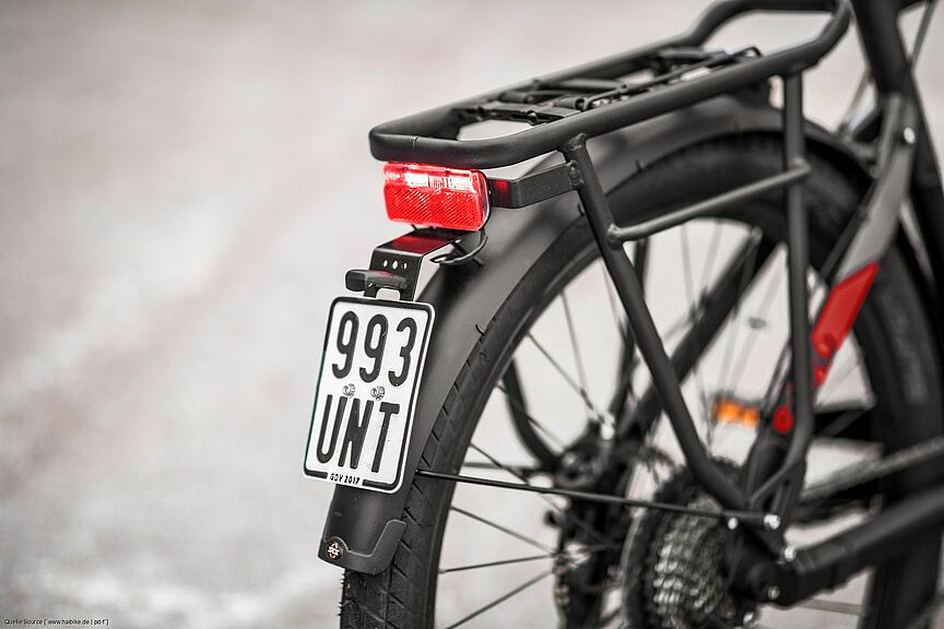 S-Pdelec mit Kennzeichen Die schnellen S-Pedelecs benötigen ein Versicherungskennzeichen. Damit ist ihre Power dann auch von außen ein wenig besser zu erkennen.