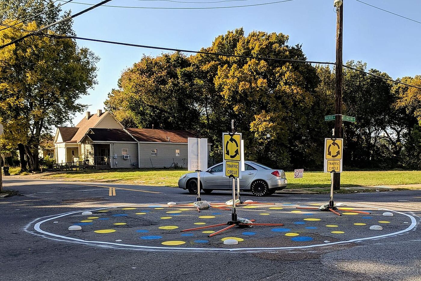 Kreisverkehr zur Verkehrsberuhigung in Memphis, Walker Ave.