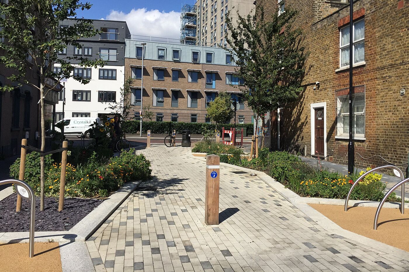 Mini-Hollands in London: Aufwertung der Straß durch Grünflächen und Fahrradbügel. Mini-Hollands in London: Aufwertung der Straß durch Grünflächen und Fahrradbügel.