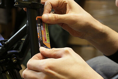 Der Fahrradcode wird u.a. mit einem speziellen Aufkleber am Rahmen befestigt.