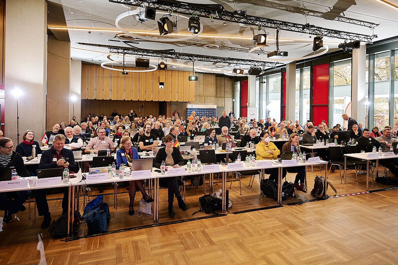 Blick in den gut gefüllten Sitzungssaal während der ADFC-Bundeshauptversammlung 2024.